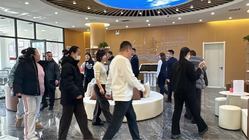 朝阳市图书馆绘画疗愈沙龙走进兴工社区——以艺暖心服务基层群体